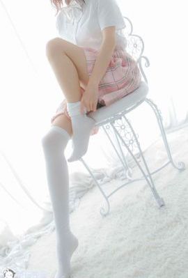 女人趴到床脱了内裤打光屁股视频